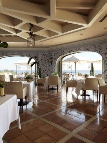 Eleganter Speisesaal mit Meerblick im Hotel Il Pellicano