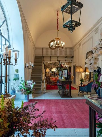 Elegante Lobby des Hotels Il Salviatino mit Blumenarrangements und Kronleuchtern