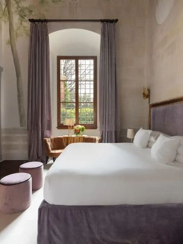 Luxuriöses Schlafzimmer mit großem Fenster und eleganter Einrichtung