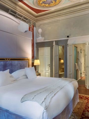 Luxuriöses Doppelbettzimmer mit kunstvoller Deckenmalerei