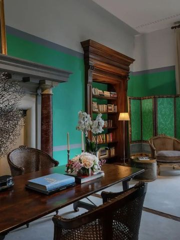 Luxuriöser Lesebereich mit Kamin und floralen Akzenten