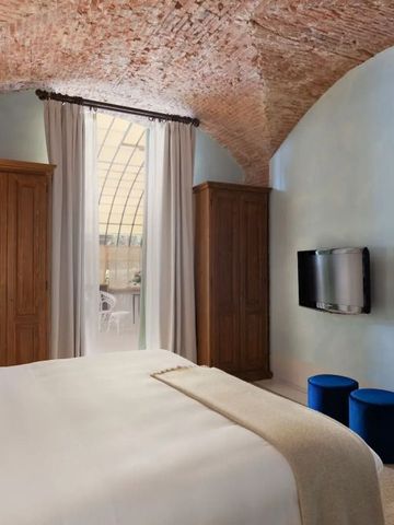 Gemütliches Schlafzimmer mit Gewölbedecke und moderner Ausstattung