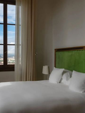 Helles Zimmer mit Blick auf die Landschaft durch großes Fenster