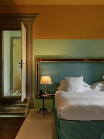 Elegantes Zimmer mit goldenen Akzenten und gemütlicher Atmosphäre