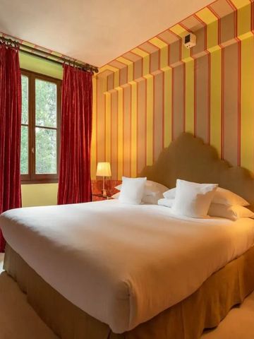 Elegantes Schlafzimmer mit gestreifter Tapete und großen roten Vorhängen