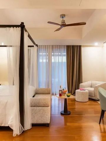 Geräumige Suite mit Himmelbett und stilvoller Sitzecke