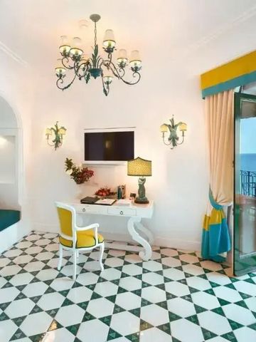 Heller Wohnbereich mit stilvollem Dekor und Meerblick