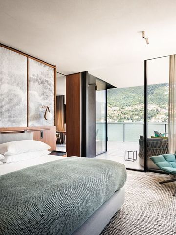 Luxuriöses Zimmer mit großem Fenster und Seeblick