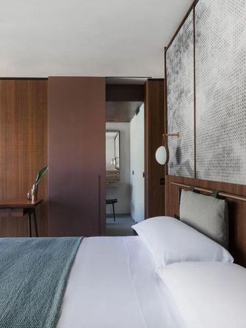 Stilvolles Schlafzimmer mit elegantem Holzdekor