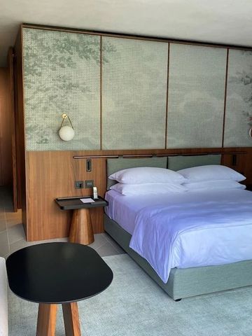 Minimalistisches Hotelzimmer mit Doppelbett und Holzelementen