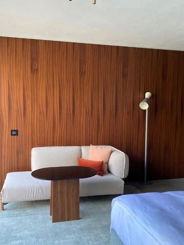 Gemütliche Sitzecke in modernem Hotelzimmer