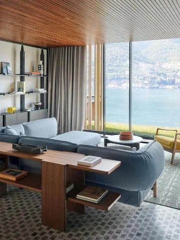 Stylisches Wohnzimmer mit Panoramablick auf den See