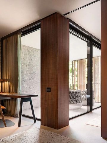 Luxuriöses Hotelzimmer mit natürlichem Holzdesign und Balkonbereich