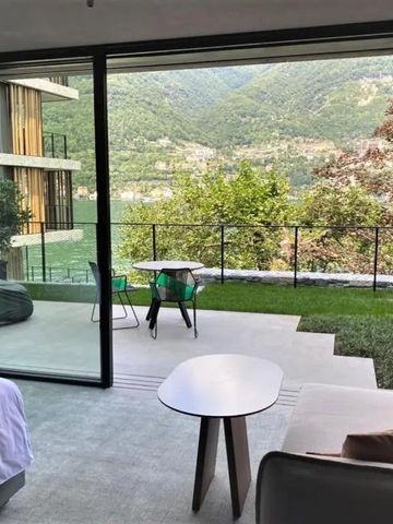 Komfortables Hotelzimmer mit Blick auf den See und private Terrasse