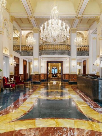 Elegante und prächtige Lobby mit Kronleuchtern und Kunstwerken.