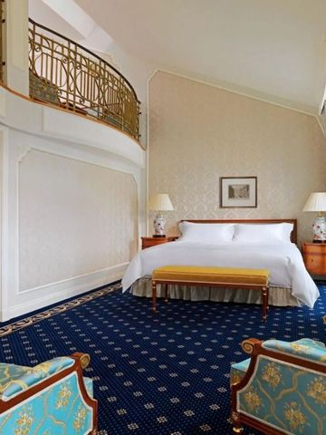 Großzügige Suite mit zwei Etagen und luxuriöser Einrichtung.