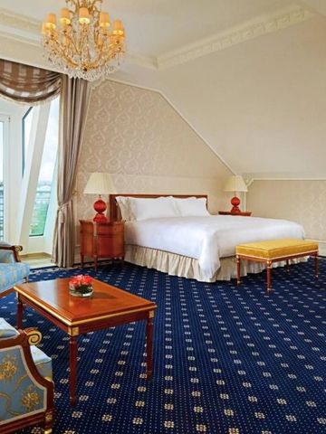 Luxuriöses Zimmer mit Kronleuchter und eleganter Einrichtung im Hotel Imperial Wien