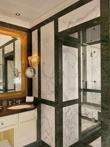 Marmorbad mit goldgerahmtem Spiegel im Hotel Imperial Wien