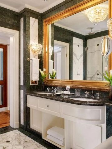 Elegantes Badezimmer mit Marmordetails im Hotel Imperial Wien