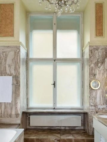 Badezimmer im klassischen Stil mit Marmor und großem Fenster im Hotel Imperial Wien