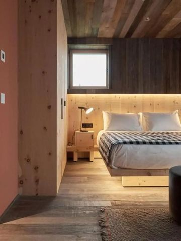 Gemütliches Zimmer im HOTEL de LEN mit Holzverkleidung und elegantem Beleuchtung