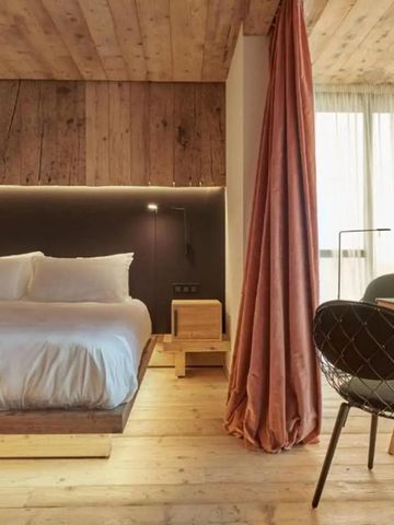 Geräumiges Zimmer im HOTEL de LEN mit Holzdecken und moderner Einrichtung