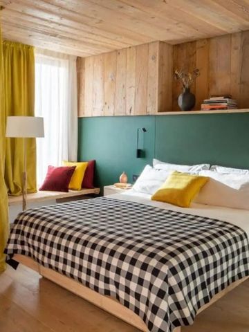 Helles Zimmer im HOTEL de LEN mit grüner Akzentwand und gemütlichen Textilien