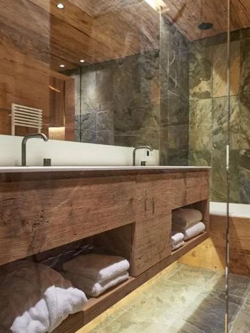 Elegantes Badezimmer mit Natursteindetails und Holzverkleidung