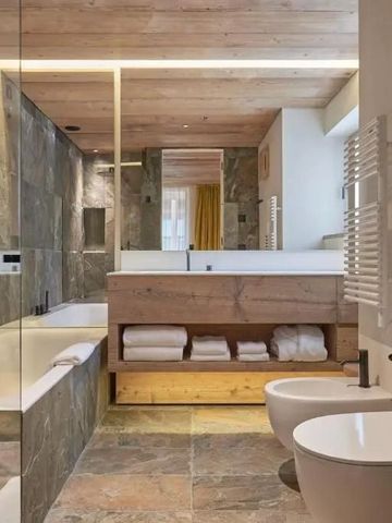 Modernes Badezimmer mit Badewanne und natürlichem Lichteinfall