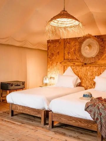 Zweibettzimmer im Zelt mit stimmungsvoller Beleuchtung und stilvollen Elementen im Inara Camp.