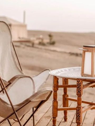 Entspannte Sitzgelegenheit mit Blick auf die Wüste