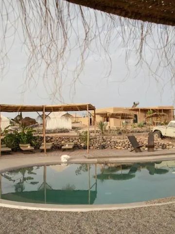 Schöner Poolbereich mit rustikalen Elementen in der Wüstenlandschaft