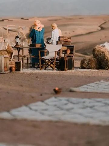 Traditionelle Einrichtung im Sand mit Menschen bei der Arbeit