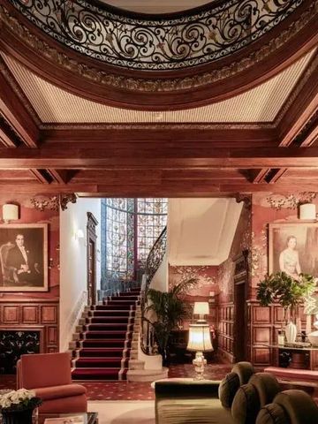 Prächtige Lobby mit eleganter Treppe und kunstvoll verzierten Wänden