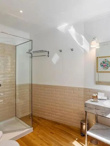 Helles Badezimmer mit moderner Dusche und stilvollem Waschbecken