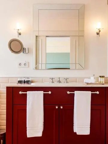 Elegantes Badezimmer mit Marmorelementen und Designer-Armaturen