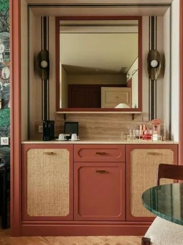 Schicke Minibar mit Spiegel und modernen Holzelementen