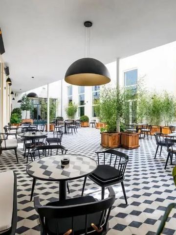 Moderne Terrasse mit stilvollen Sitzgelegenheiten und Schachbrettboden