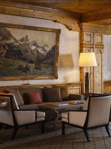 Gemütliche Sitzecke mit Gemälde und klassischen Möbeln