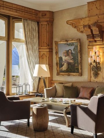 Luxuriöse Lounge mit Bergblick durch große Fenster