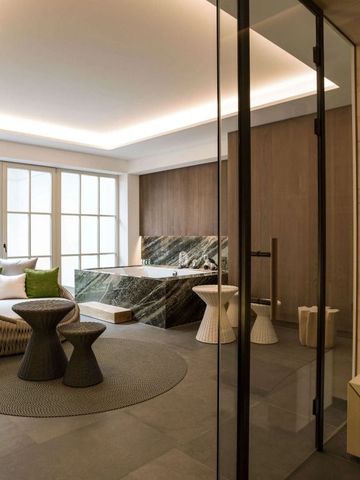 Geräumige Suite mit moderner Einrichtung, großen Fenstern und Whirlpool