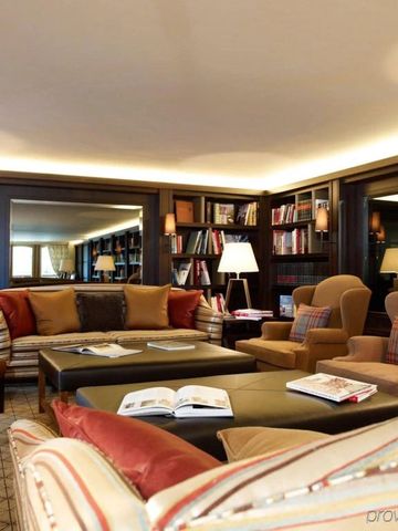 Gemütliche Bibliothek im Interalpen-Hotel Tyrol mit Sesseln und Büchern