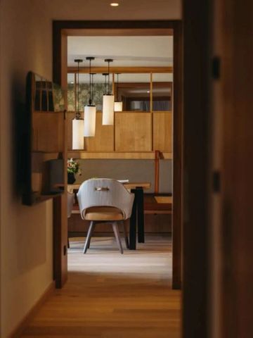 Elegantes Interieur eines Hotelzimmers mit Holzdetails und moderner Einrichtung