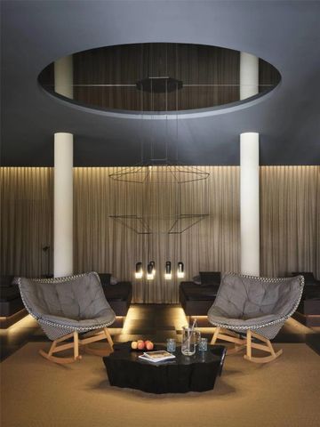 Luxuriöser Lounge-Bereich im Interalpen-Hotel Tyrol mit Designermöbeln