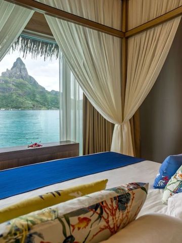 Schlafzimmer mit Blick auf das Meer und Berg im Hintergrund