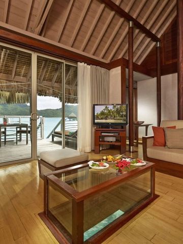 Wohnzimmer mit Balkon und direktem Zugang zum Wasser