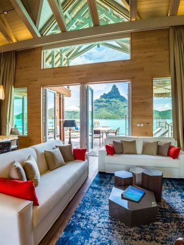 Geräumiges Wohnzimmer einer Strandvilla mit Panoramablick