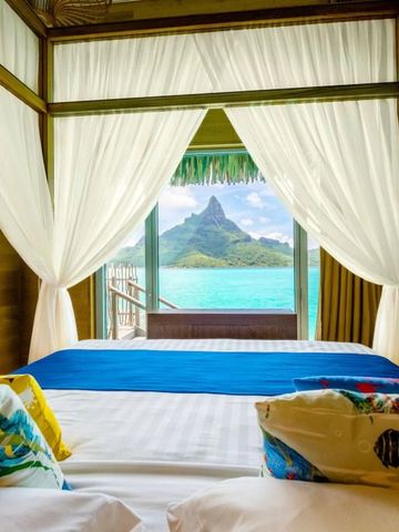 Blick aus dem Schlafzimmer auf das Meer und den Berg