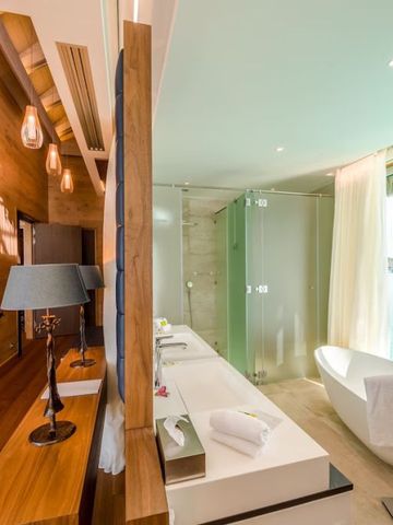 Modernes Badezimmer mit freistehender Badewanne und Meerblick