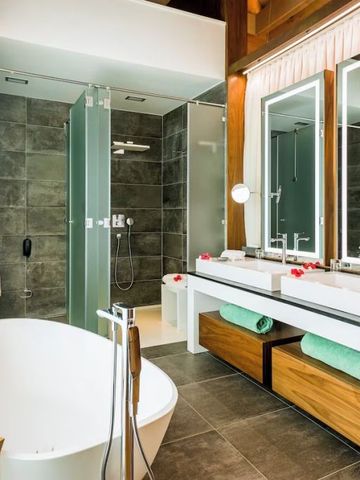 Luxuriöses Badezimmer mit freistehender Badewanne und Doppelwaschbecken